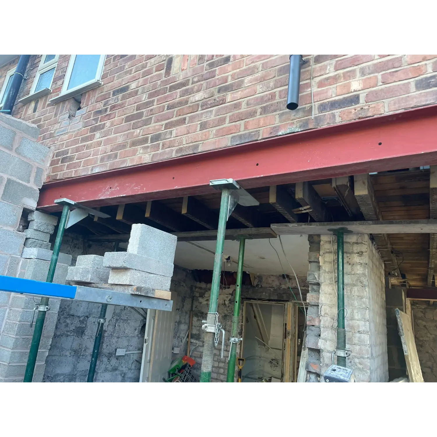 Professional structural calculations and design details for beams, foundations, and retaining walls.